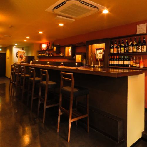 暖かみのある店内でお食事とお酒と会話を楽しむ