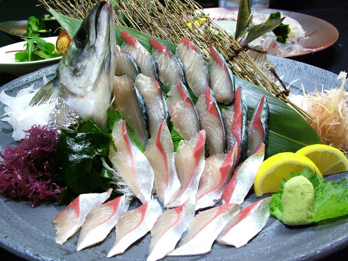 We also have seka mackerel and seki mackerel directly from Saganoseki.Yes, there is a cage inside the store