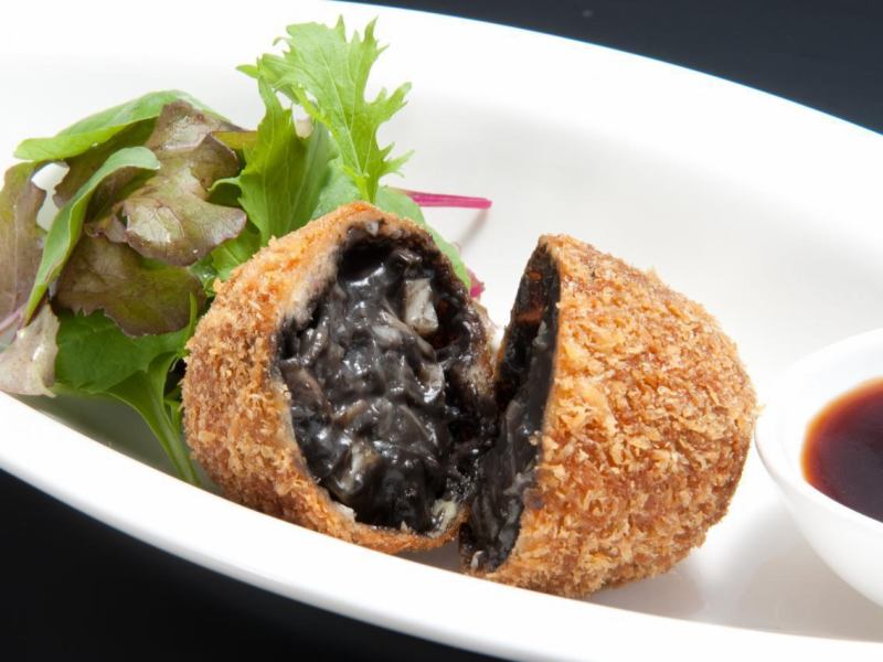 The crispy texture on the outside and the melty texture on the inside are exquisite! "Ikasumi cream croquette" 770 yen