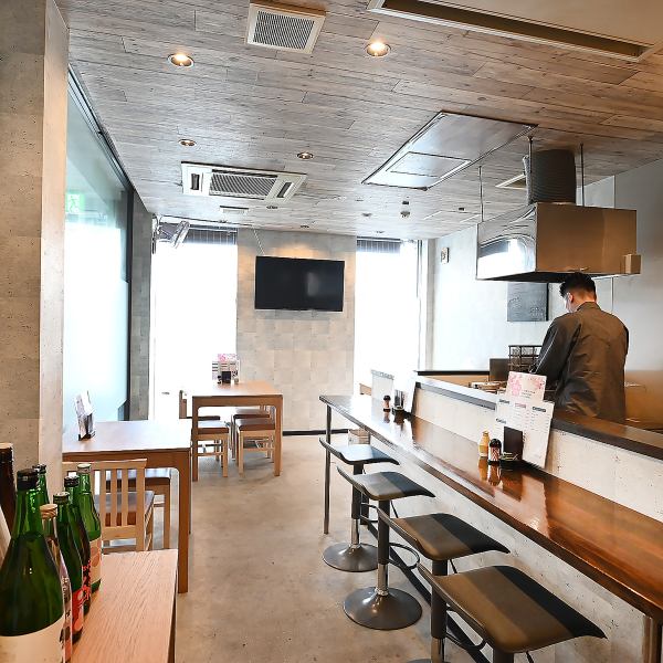 【大人数の団体利用も大歓迎！】大人数のお客様もご利用いただけるテーブル席を完備！同窓会や親族でのお食事、歓送迎会や忘新年会など仕事仲間との宴会利用などにも是非ご利用ください。各種ご宴会に最適な飲み放題付きのコースもご用意ございます◎人数やご予算など、お気軽にお問い合わせ下さい。