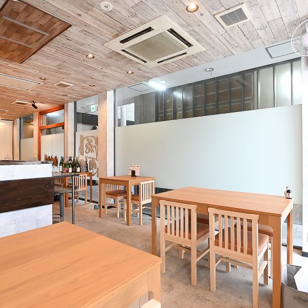 【ご宴会に最適なテーブル席】同窓会や仕事仲間との飲み会、女子会など様々なシーンでご利用いただけるお席をご用意！テーブル席は人数に合わせて配置可能です◎シックでお洒落な店内は、落ち着いた雰囲気の中お食事をご堪能いただけます。大切な方々と共に、至福のひと時をお楽しみ下さい。