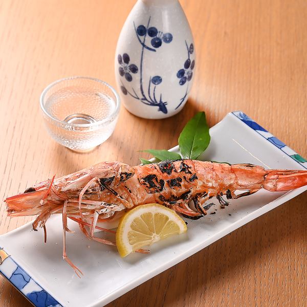 手のひらサイズ以上のプリプリ『大エビの塩焼き』780円(税込)