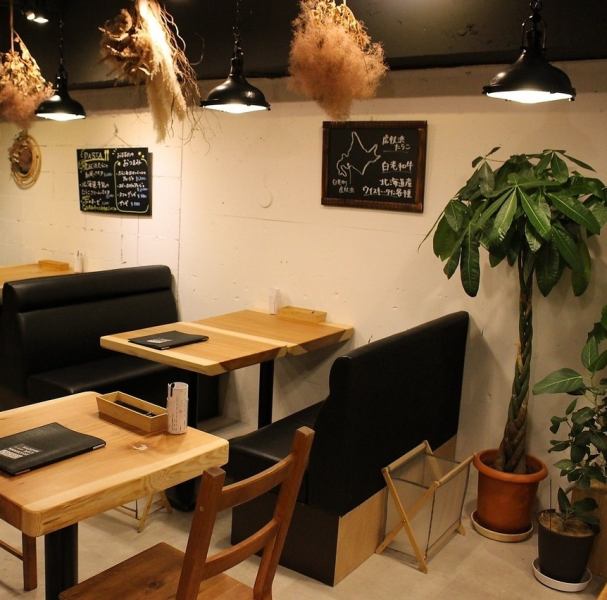 Although the main color is black, the interior of the store has a calming atmosphere with the warmth of wood, which is a nod to nature.Perfect for any occasion from lunch to dinner!