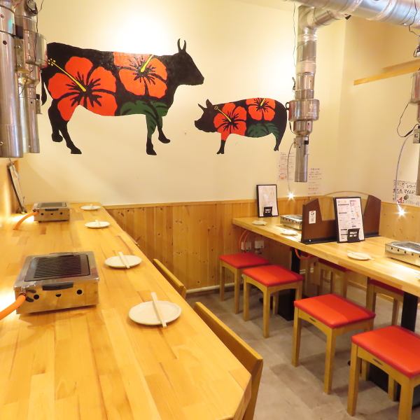[◇An open atmosphere that makes it easy to come in♪◇] Our store is conveniently located, about 3 minutes walk from Kameari Station, making it easy to stop by after work!The store has a bright and friendly exterior and a hibiscus pattern painted inside the store. The picture of the cow is cute and makes it easy to enter.Furthermore, we have installed the latest smoke exhaust ducts, so there is almost no smoke!