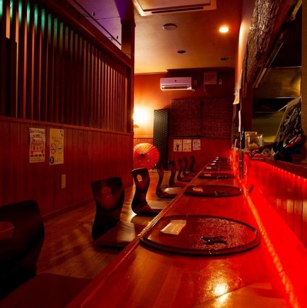 【雰囲気◎】デートや女子会におすすめのカウンター席。薄暗い店内に煌めくライトが夜の忍びの雰囲気を演出いたします。テーブルの上のカトラリーにも忍者をモチーフにしたものをご用意しております。ぜひ当店で素敵なお時間をお過ごしください。