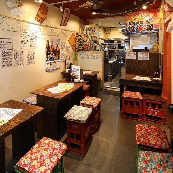 【ペアシートやテーブルもございます。】テーブル席も複数あり大人数であってもご利用頂けます。また、ペアシートもありお二人様でもお食事を楽しくお過ごし頂けます。。ぜひ、カップルやご友人などでご利用下さい！また、貸切も14名様～20名様まで承っておりますので、ワイワイ楽しくお食事と会話もお楽しみ下さい！