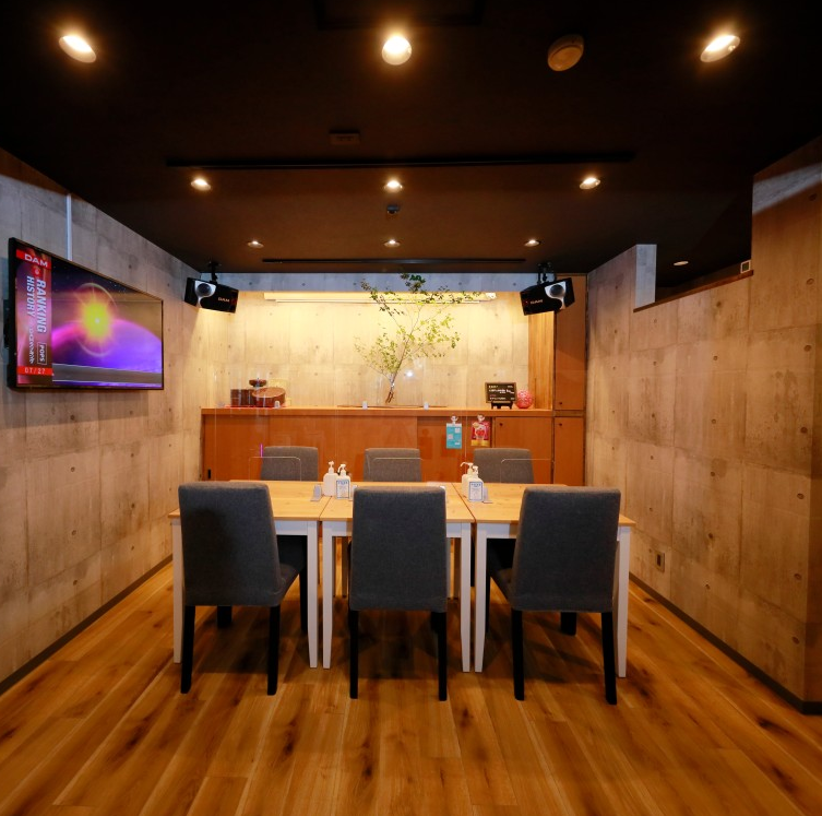 Private rooms with karaoke are available♪ Reservations are accepted by phone as the seats are popular!