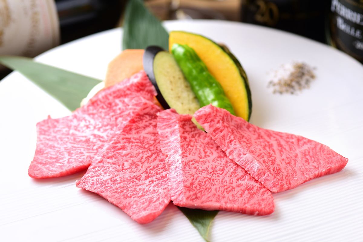 和牛A５ランクの中の最上級「飛び牛」をリーズナブルなワインとお楽しみください♪
