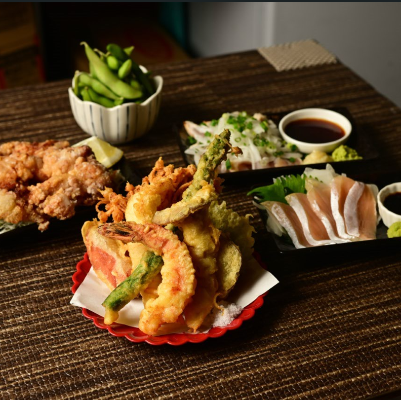 多彩なフード・ドリンクが揃いコスパのよさが人気!名物沖縄天ぷら9点盛りが大好評☆