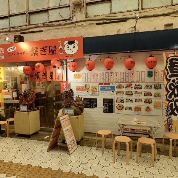 お店の外にもお席がございます!街行く人々を眺めながら開放的な気分で過ごせる◎昼と夜の雰囲気の違いを感じられるのが醍醐味です。通し営業なので長時間の滞在もOK♪