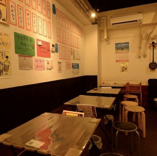 當地顧客熙熙攘攘的商店