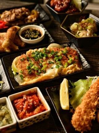 可以感受到沖繩風情、當地顧客熙熙攘攘的餐廳!