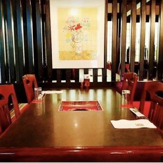【1階・テーブル席】昭和モダンな空間。都会の喧騒を忘れて心ゆくまでお寛ぎください。