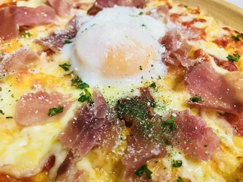 Italian prosciutto ham and soft-boiled egg pizza