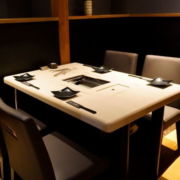 家族や会社仲間、大切な方との素敵なひとときを過ごすのに最適な空間を提供します。個室やゆったりとしたテーブル席があり、プライバシーを重視した環境で、心地よく会話を楽しめます。新鮮で美味しい焼肉を囲みながら、特別な時間を共有できるのが魅力です。温かいおもてなしと共に、思い出に残るひとときを演出します◎