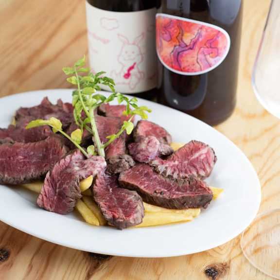 Bisutoro Hahifuya's specialty dish is 250g full volume ☆ full stomach ☆ "Beef Harami Steak" goes well with wine!