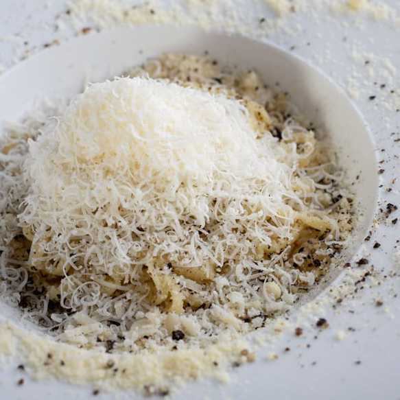 A simple but tasty and popular menu! Enjoy "Cacio e Pepe", which is finished with two types of cheese and pepper!