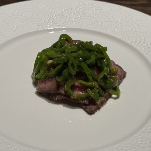 低温調理した常陸牛のdining37の特製チンジャオロースー