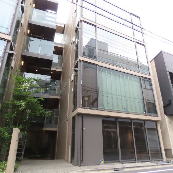 【国立競技場前に新規OPEN、外苑前駅、千駄ヶ谷駅徒歩10分】広々とした店内では、テーブル席とカウンターをご用意しております。会社帰りに、お一人様でのご利用も大歓迎です◎お仕事帰りに、お買い物帰りやお友達と、お気軽にお立ち寄りください♪貸切のお問い合わせもお電話にてご相談ください。