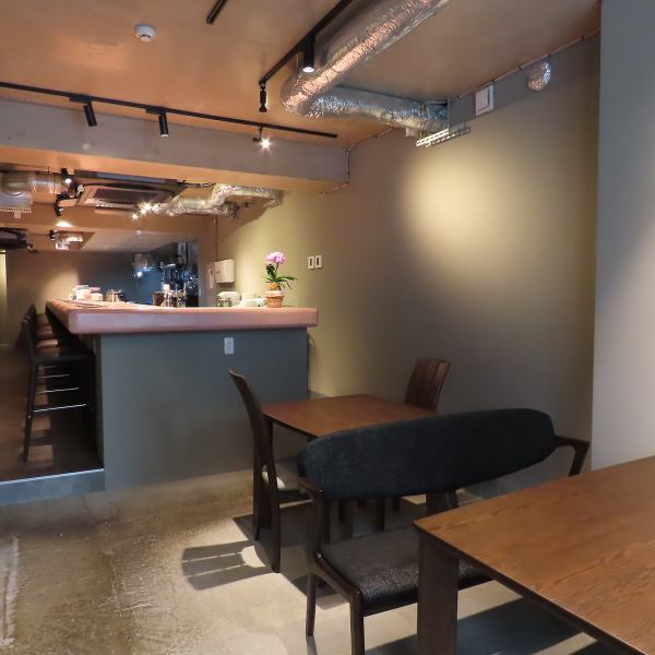【広々とした落ち着いた空間】テーブル席、カウンター席もさることながら店舗後方に最大5人まで利用可能な個室をご用意しております。中人数でのお食事、接待シーンのご利用も当店をお選びください♪本格中華に合うお酒も多数ご用意、隠れ家的空間で贅沢なひとときを。