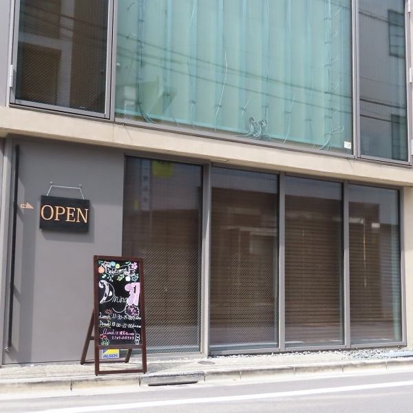 【国立競技場前に新規OPEN、外苑前駅、千駄ヶ谷駅徒歩10分】広々とした店内では、テーブル席とカウンターをご用意しております。会社帰りに、お一人様でのご利用も大歓迎です◎お仕事帰りに、お買い物帰りやお友達と、お気軽にお立ち寄りください♪貸切のお問い合わせもお電話にてご相談ください。