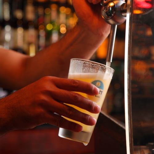 バーカウンターで飲むビールはいかがでしょうか？