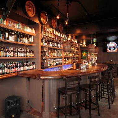 駅近でアクセス抜群♪のダイニングバー「PUBLIC　HOUSE」少人数～大規模パーティや宴会などでもＯＫ！貸切は15名様～最大50名様☆フロア貸切は最大15名～50名までOK♪巨大スクリーンやマイク、音響など設備充実！≪新宿 西口 貸切 パーティ 個室 誕生日 歓迎会 飲み放題≫
