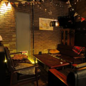 落ち着いた空間を感じられる内装は大事な接待にも、女子会や合コンにもお使い頂ける贅沢なプライベート空間となっております！ワンランク上のお部屋でお食事を楽しんでください。八王子 ソファー 肉バル 2.5時間飲み放題【八王子 ソファー  肉バル 肉 女子会 誕生日 飲み放題】