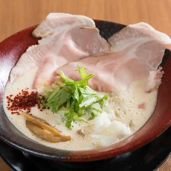 【濃厚なのに最後まで飲み干せるスープ】コシのあるストレート細麺使用◆鶏白湯ラーメン　1,000円(税込)～