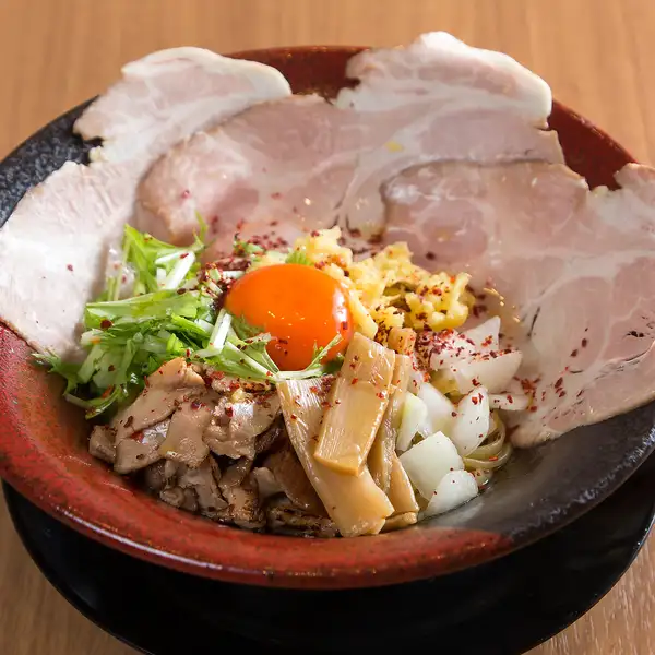 【濃厚な鶏の旨味×ピリ辛ダレ×ニンニク】中毒性抜群の一杯をぜひ◆まぜそば　1,300円(税込)～