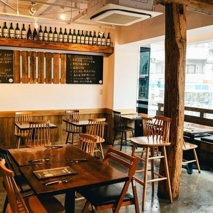 【オシャレな店内で至福の時間を】当店は渋谷駅から徒歩13～15分、京王井の頭線・神泉駅から徒歩3分、渋谷の地に店を構えます。店内は古木をふんだんに使用し、温かみのある雰囲気を演出。大きな窓からは街並みを眺めることもでき、開放的な印象も与えます。