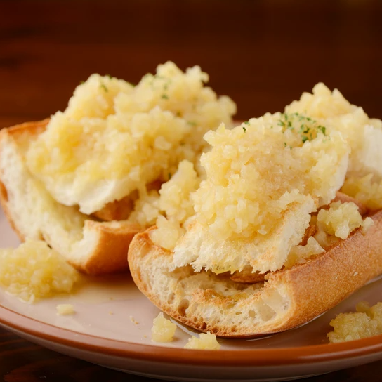 【看板メニュー】「ガーリックトースト」のほか豊富なニンニク料理をご提供しております♪