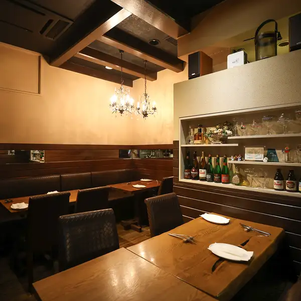 【お洒落な女子会・記念日などにも】木目調の温もりと間接照明が彩る隠れ家イタリアン。道産食材を活かした本格イタリアンはシェアしても満足感があり、ワインとともに会話が弾む、記念日・女子会や宴会・大人の2次会にぴったりの心地よい空間です。素敵な記念プレート付きデザートもご用意できますのでお気軽にご相談を。