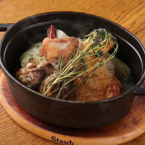 北海道の伊達産鶏使用の当店自慢の一品「STAUB料理」