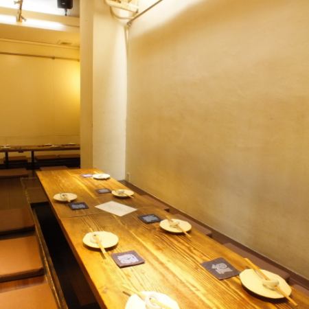 [Horigotatsu for 4 people x 2 tables, 6 people x 1 table] The horigotatsu in the semi-private room is L-shaped, so it can be used by dividing it into 10 seats and 6 seats.
