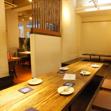 [Horigotatsu 4 座 x 2 桌、6 座 x 1 桌] 宽敞的 horigotatsu 桌子座位。