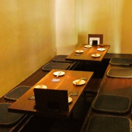 [Horigotatsu 4 座 x 2 桌、6 座 x 1 桌] 寬敞的 horigotatsu 桌子座位。