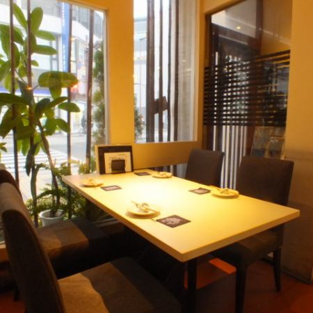 【4人桌x 3桌】可以一邊欣賞窗外風景一邊用餐的餐桌席。