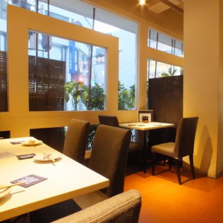 [Tables for 4 people x 3 tables] Table seats where you can enjoy your meal while looking at the scenery outside.