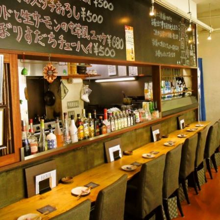 [Counter 4 tables] Counter seats with seasonal menus and today's recommended dishes written on the blackboard.