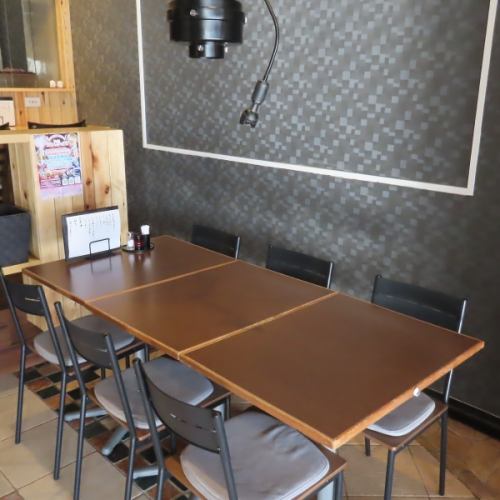 <p>We have tables available for after-work drinking parties and banquets.In addition to tables for four, there is also table seating for up to 14 people.We also accept private bookings for parties of 15 or more! Please feel free to contact us to make reservations, including the number of people and your budget.</p>