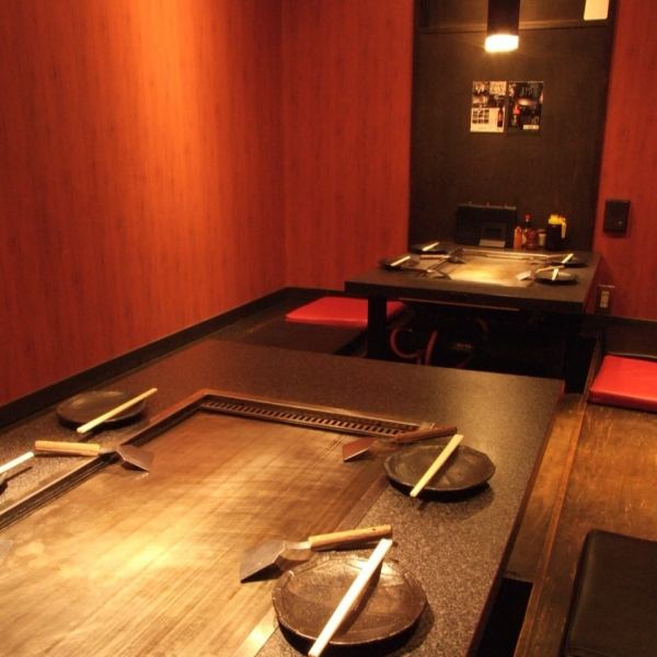 広島でも珍しい、鉄板付きの掘りごたつ個室は、最大10名まで収容可能。広島の鉄板焼きと地酒をご堪能あれ。