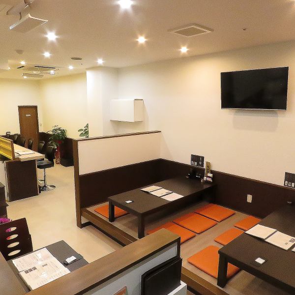 当店はカウンター席6席、6名様用小上がり座敷が2席、2名様用と4名様用のテーブル席が2席ずつご用意おります。店内は清潔感のあるシックな造りとなっており、大人の隠れ家的お店です◎