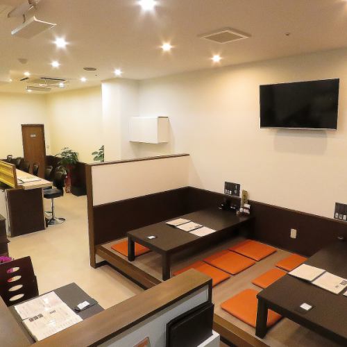 <p>当店はカウンター席6席、6名様用小上がり座敷が2席、2名様用と4名様用のテーブル席が2席ずつご用意おります。店内は清潔感のあるシックな造りとなっており、大人の隠れ家的お店です◎</p>