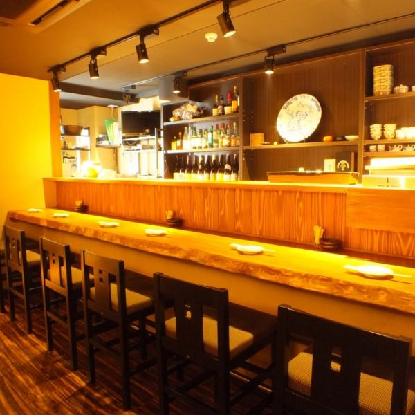 [Adult hideaway] Sake is prepared for a warm and calm atmosphere and a special meal.The atmosphere of the counter seats is ideal for adult stealth dates ◎