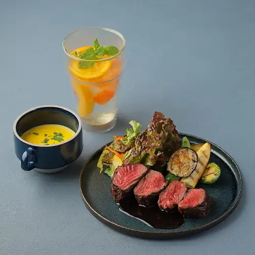 ハラミやロース肉のレアステーキランチ