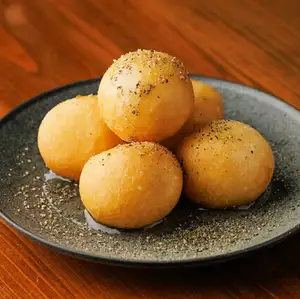 Cheese ball with honey and black pepper (1 piece)