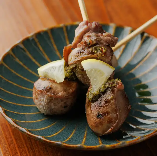 料理一本一本丁寧に仕込む自慢の焼き鳥は店主が惚れた鶏を使用◎