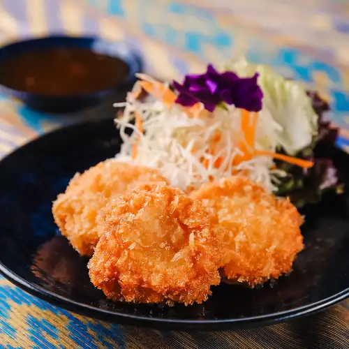 品尝我们正宗的泰国风味——泰式虾和香脆鱼饼。
