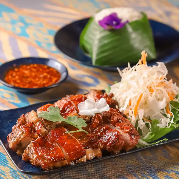 レモングラスの香りが食欲をそそる！タイの焼き鳥「ガイヤーン」ともち米のセット